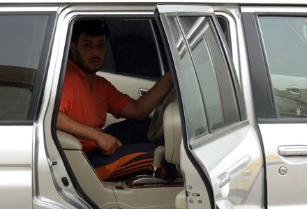 Người lái là người ngồi trước hay ngồi sau? - 2 Nhưng điều kỳ lạ bắt đầu từ lúc người lái mở cửa để ra từ hàng ghế sau, làm lấp ló chiếc cần số